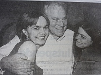 Bühnentocher Monica Anna Cammerlander mit Walter Reyer und Tochter Clascha Reyer,
 Kronenzeitung 1998