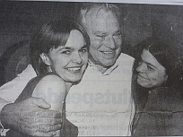 Bühnentocher Monica Anna Cammerlander mit Walter Reyer und Tochter Clascha Reyer,
 Kronenzeitung 1998